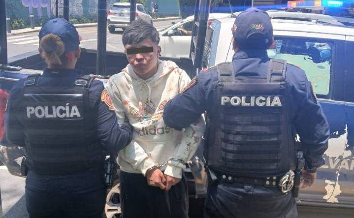 Cae menor de edad por asaltar a una mujer en alcaldía Álvaro Obregón; policías le encuentran un cuchillo de 15 centímetros
