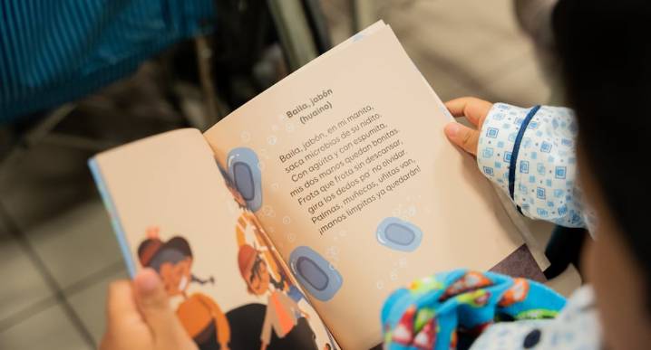 Presentan libro “Manos de superhéroe” sobre la importancia del lavado de manos