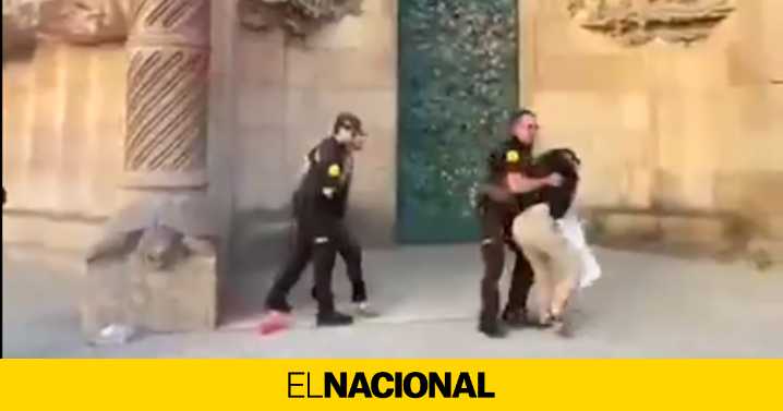 Activistas ecologistas manchan la fachada de la Sagrada Familia para protestar por los incendios