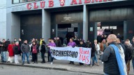 "Kirchnerismo nunca más": libertarios volvieron a mostrar la provocadora bandera en el acto de La Plata