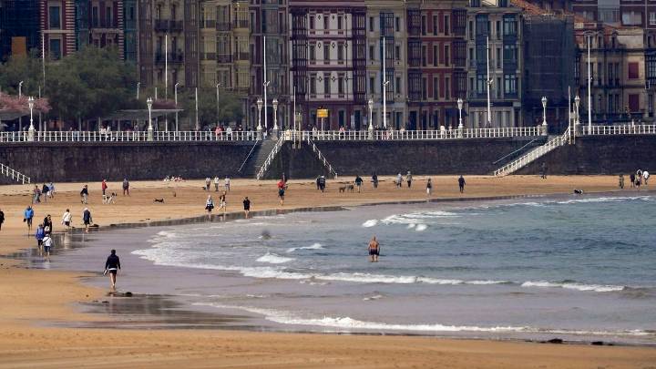 ¡Ojo con lo que haces en las playas asturianas! Multas de hasta 3.000 euros por desobedecer al socorrista, orinar en el mar o poner música