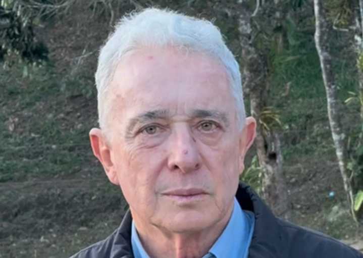 Ex presidente colombiano Álvaro Uribe es condenado: 12 años de prisión domiciliaria por manipulación de testigos