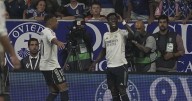 La intrahistoria del lío con Vinicius en Oviedo: pitos e insultos, le tiran una botella y el árbitro lo ignora