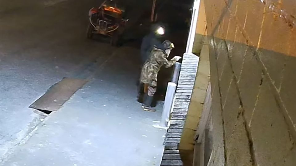 Nuevo CCTV que se cree que muestra un padre fugitivo que ha pasado abriles con sus tres hijos en el desierto