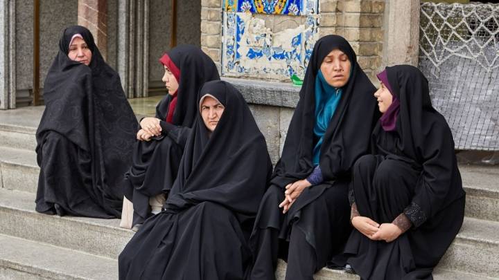 Irán propone permitir que las mujeres conduzcan motocicletas; está prohibido desde 1979