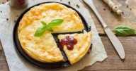 Receta fácil y rápida de tarta salada de tomate y tres quesos que encantará a tus invitados