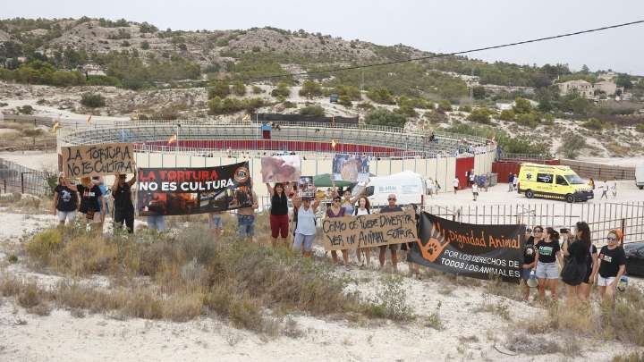 Una veintena de activistas protestan contra los encierros de "la vaquilla de El Moralet"