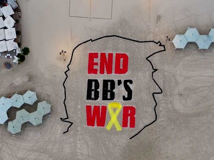 Huge sign on Tel Aviv beach tells Trump to ‘end BB’s war’