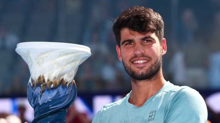 Carlos Alcaraz alcanza la victoria en Cincinnati tras el abandono de Sinner