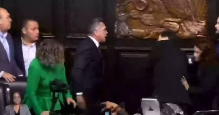 Fernández Noroña y ''Alito'' Moreno se confrontan físicamente