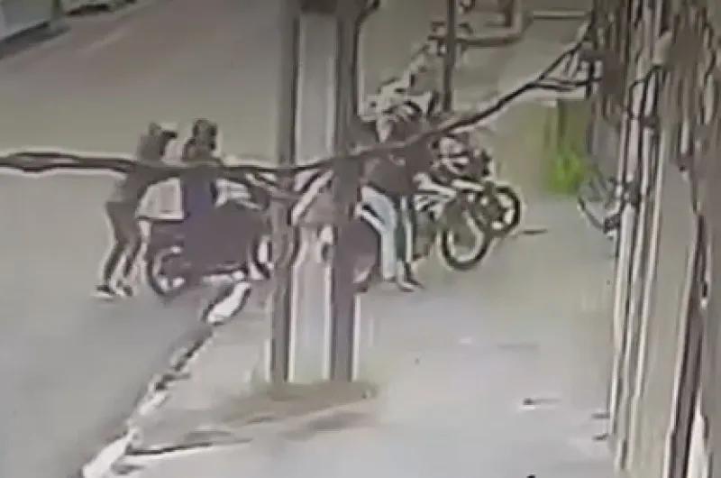 Horror en cámara: motochorros asesinaron a una joven que estaba junto a su hermana policía