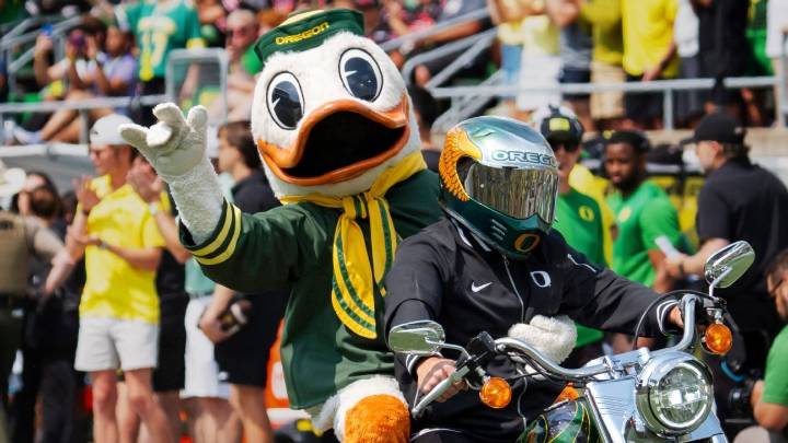 Oregon mascot trips, loses head in costume mishap in Ducks' opener