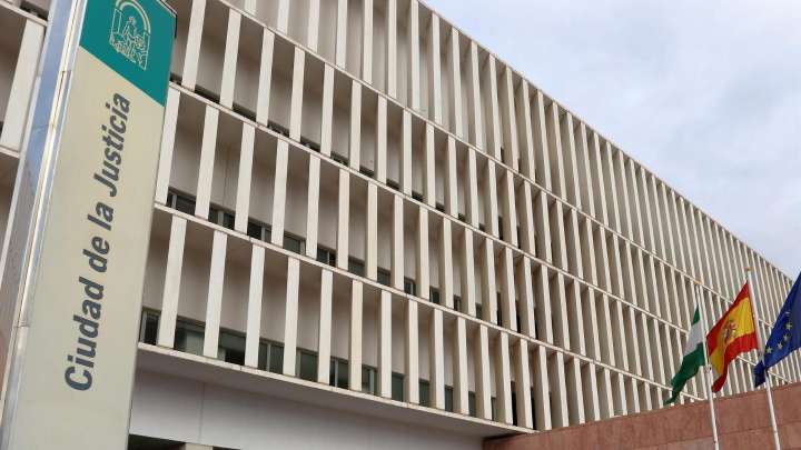 Siete años de prisión por violar a su hijastra de 14 años en Málaga: su madre estaba en la cárcel