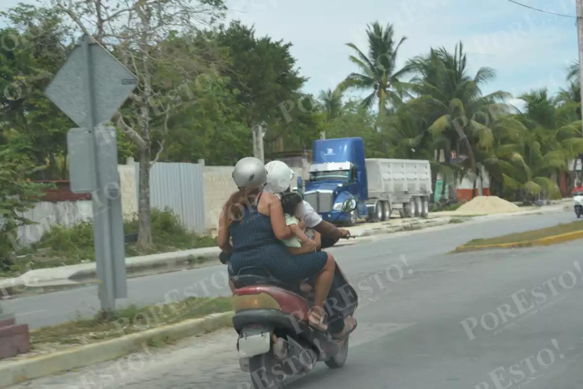 Niños en motocicletas sobrecargadas; una práctica peligrosa y frecuente en Cozumel