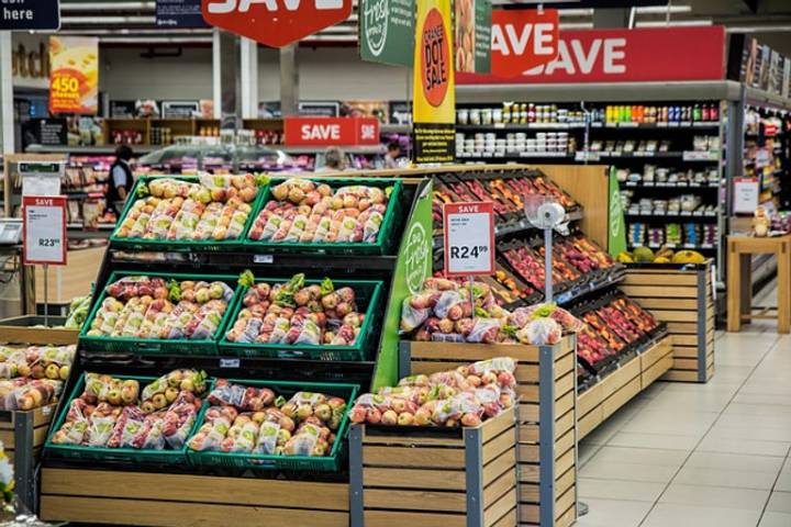Breaking news: supermarket changes a price