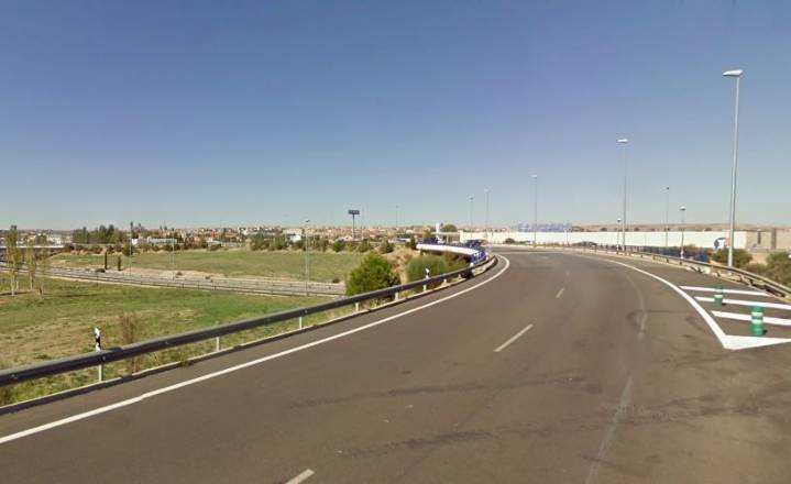 Choque entre un camión y un turismo en la rotonda de E.Leclerc