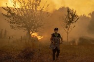 La "agonía" en Ourense, la provincia que más arde: 40 vecinos de Soutelo Verde esperan, pala en mano, a que "el fuego llegue"