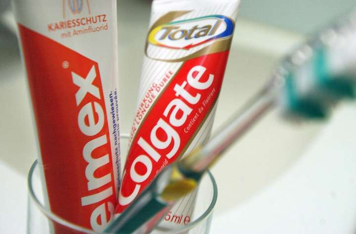 México retira del mercado pasta dental Colgate Total Clean Mint por riesgos a la salud