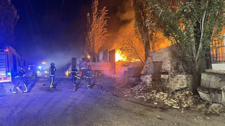 Numerosas dotaciones de bomberos trabajan para extinguir un incendio en una nave industrial en Getafe