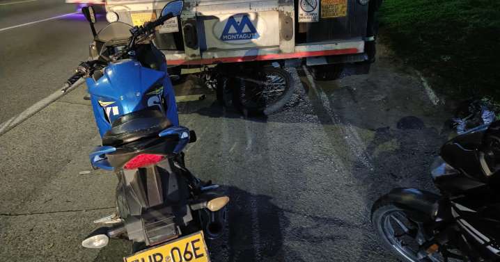 Choque en Manizales: la moto quedó debajo de la tractomula