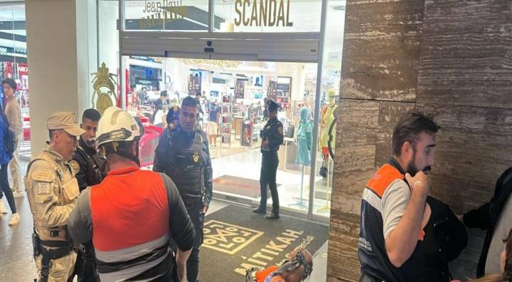 Desplome de elevador en centro comercial deja dos heridos