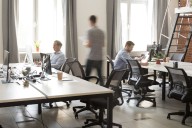 "No necesitas saludar a nadie más". Las nuevas reglas para comunicarse en el trabajo