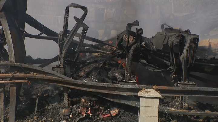 Permanecen activos focos de lume na nave de Rubiáns e segue o desaloxo dos veciños de seis vivendas