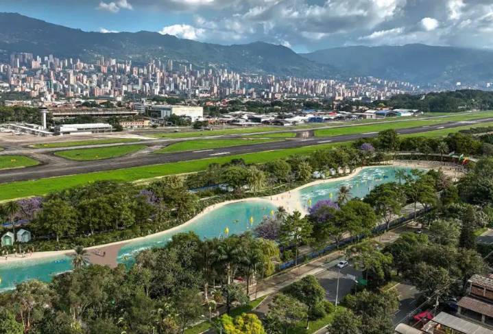 ¿Una playa en las montañas de Colombia? Medellín tendrá su “mar” artificial