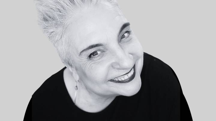 La médica que ha cambiado la consulta por la novela romántica para sanar corazones heridos