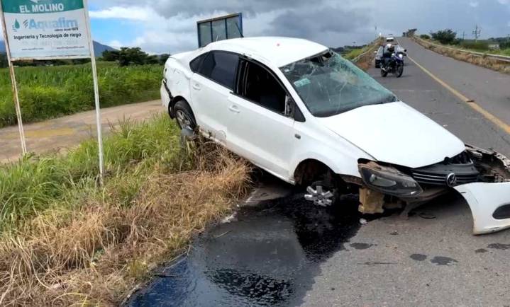 Impresionante choque volcadura contra barrera metálica