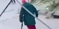 Video: un prestamista fue filmado cuando amenazaba a los deudores con una ametralladora
