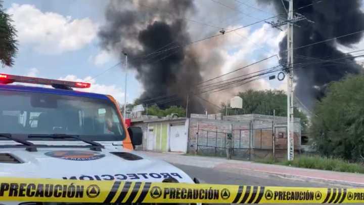 Incendio en Parque Industrial de Querétaro Obliga Cierre Vial Hacia Zibatá; Evita la Zona