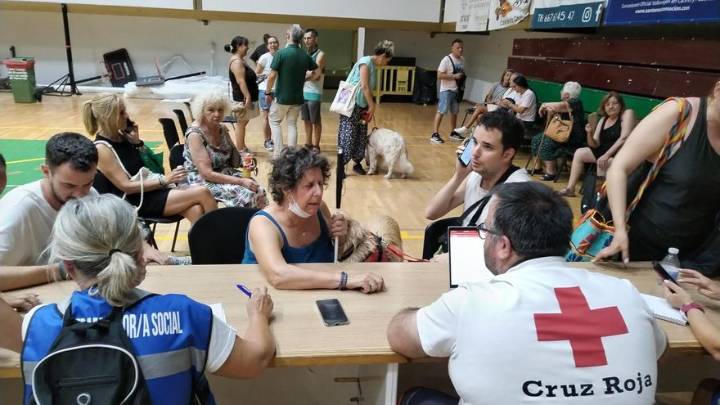 Los evacuados por el incendio pasan la noche en pabellones de Plasencia