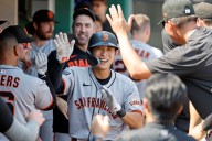 Watch: Giants Center Fielder Catch Ball Between His Knees
