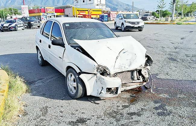 Destrozan autos en encontronazo; lesionan a embarazada