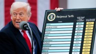 Un tribunal declara ilegales la mayoría de los aranceles globales de Trump y él responde