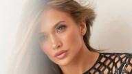 Jennifer López desplegó audacia con un vestido largo de red que dejó su lencería al descubierto