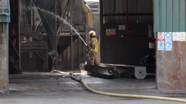 Incendio en Pinos Puente: una deflagración originó el fuego en la fábrica de aceite con dos muertos