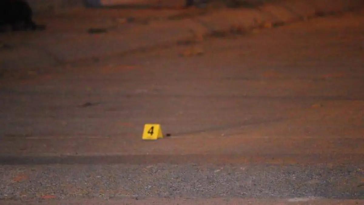 Presunto agente de la FGEA dispara frente a bar clandestino en Cosío y escapa antes de ser detenido