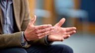 Qué significa mover mucho las manos al hablar según la psicología