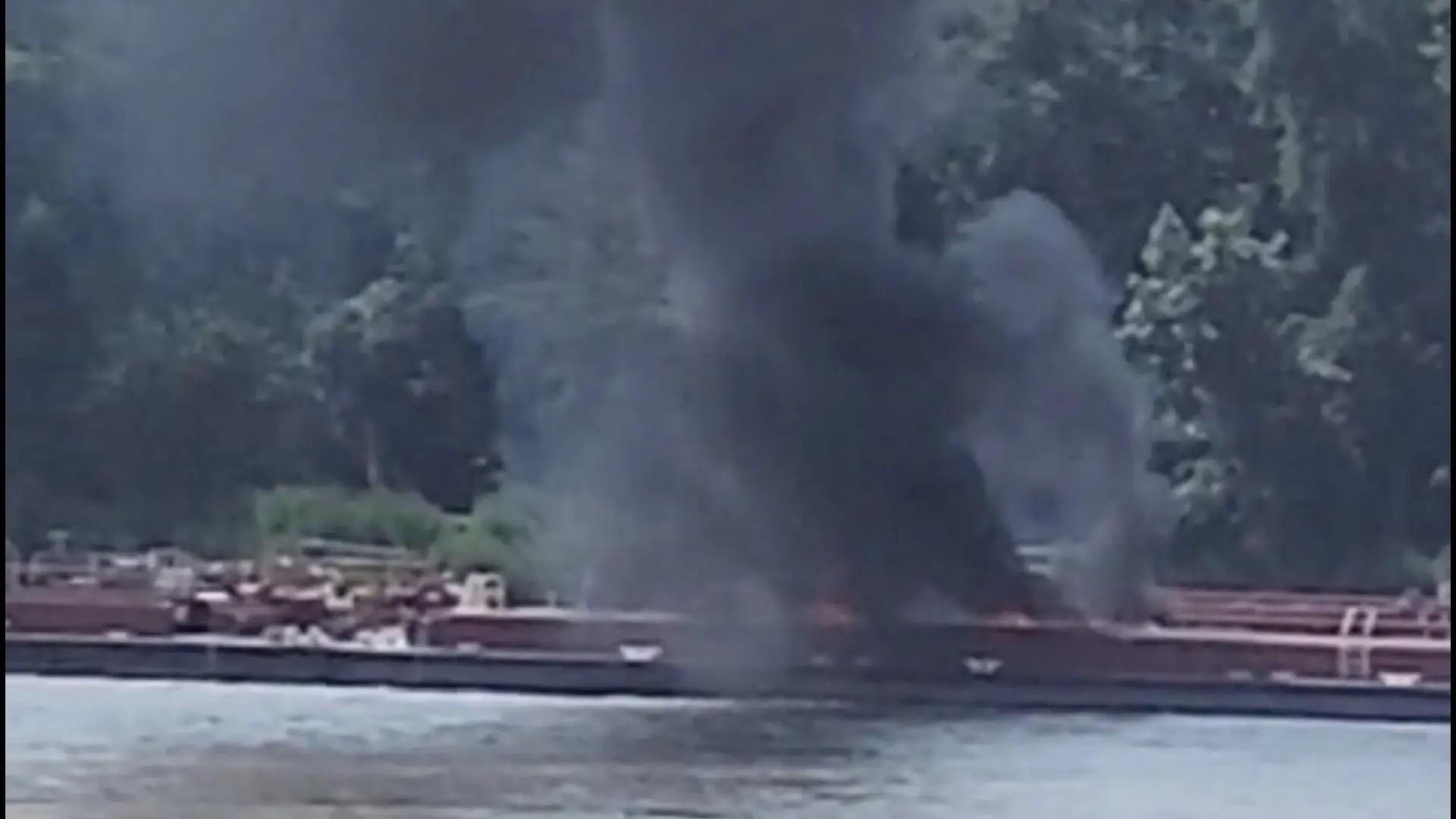 Un helicóptero choca contra unos cables eléctricos y se estrella con una barcaza en el río Misisipi: hay dos muertos
