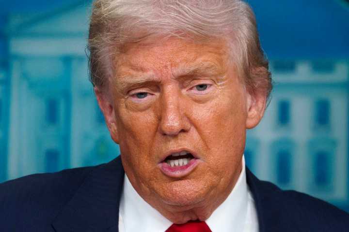 Trump se reúne con el CEO de Intel y aplaude "su éxito y ascenso" tras pedir su dimisión