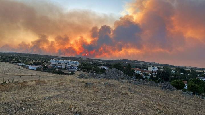 El fuego no da tregua: la región afronta su cuarta noche con más incendios y evacuaciones