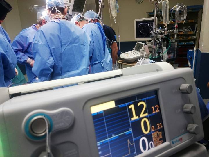 Asistente médica despedida por objetar cirugías de cambio de sexo puede continuar su batalla legal