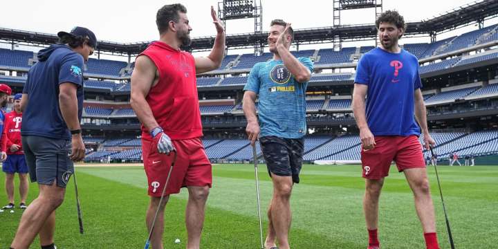 Kyle Schwarber earns top pick in Phillies' fantasy football draft after 4