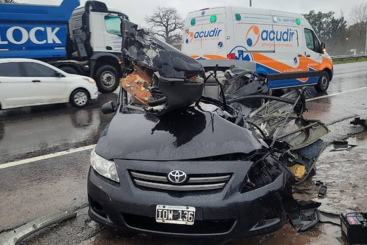 Violento accidente. Qué paso en Panamericana entre un auto y un camión