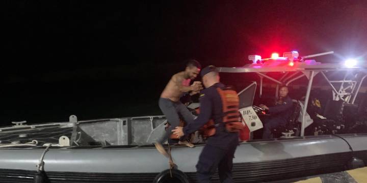 Armada rescató a dos pescadores que naufragaron en el mar Caribe, cerca de la isla de San Andrés: estuvieron más de tres horas a la deriva