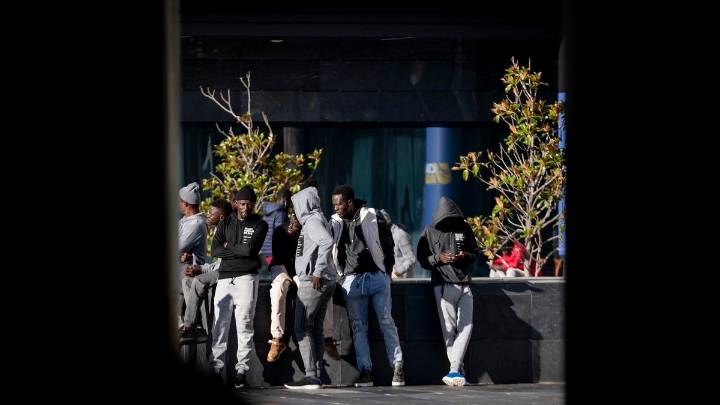 Madrid advierte que recurrirá judicialmente el decreto de reparto de migrantes del Gobierno