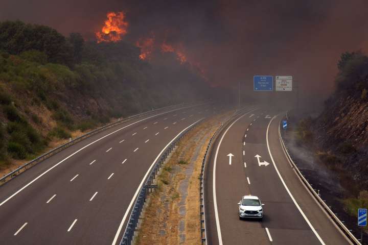 España continúa lucha contra incendios que asolan pueblos enteros tras ola de calor
