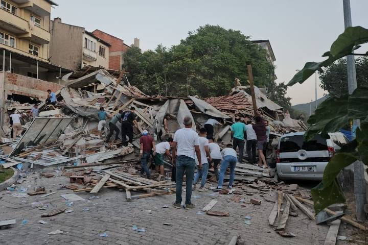 VIDEOS. Las imágenes que dejó el terremoto en Turquía: edificios derrumbados y varios heridos